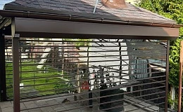 Прозрачные рольставни для беседки с мангалом